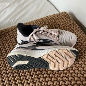 Women’s brooks running shoes size 7